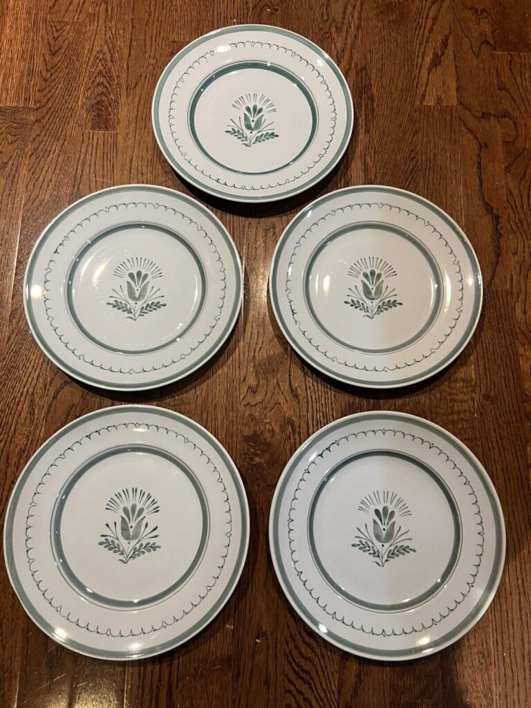 Read more about the article Set of 5 Arabia Finland GREEN THISTLE 10.5” Dinner Plates No Chips Perfect Shape