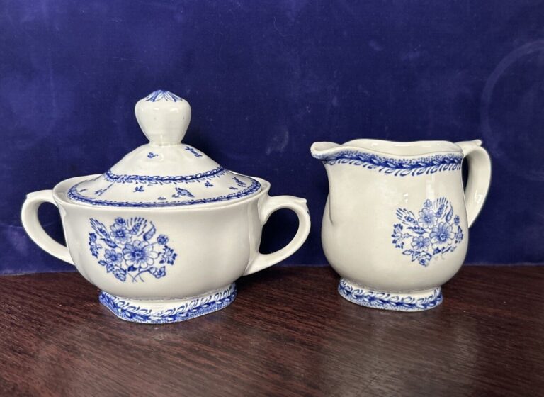 Read more about the article Vintage Arabia of Finland blue Finn Flower Creamer and Sugar Bowl Set