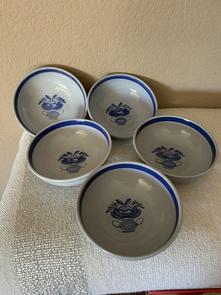 Read more about the article Vintage Lot of 5 Arabia of Finland Blue Rose Flowers Small 2-Tone Bowls 5″