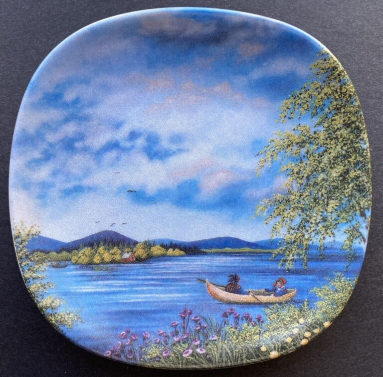 Read more about the article Vintage Arabia Finland Anita Rantanen-Siewers Small Decorative Wall Plate Boat