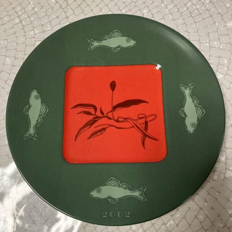 Read more about the article ARABIA Finland Art Plate Flora and Fauna 2002 Fish Plant Green Red w/Box