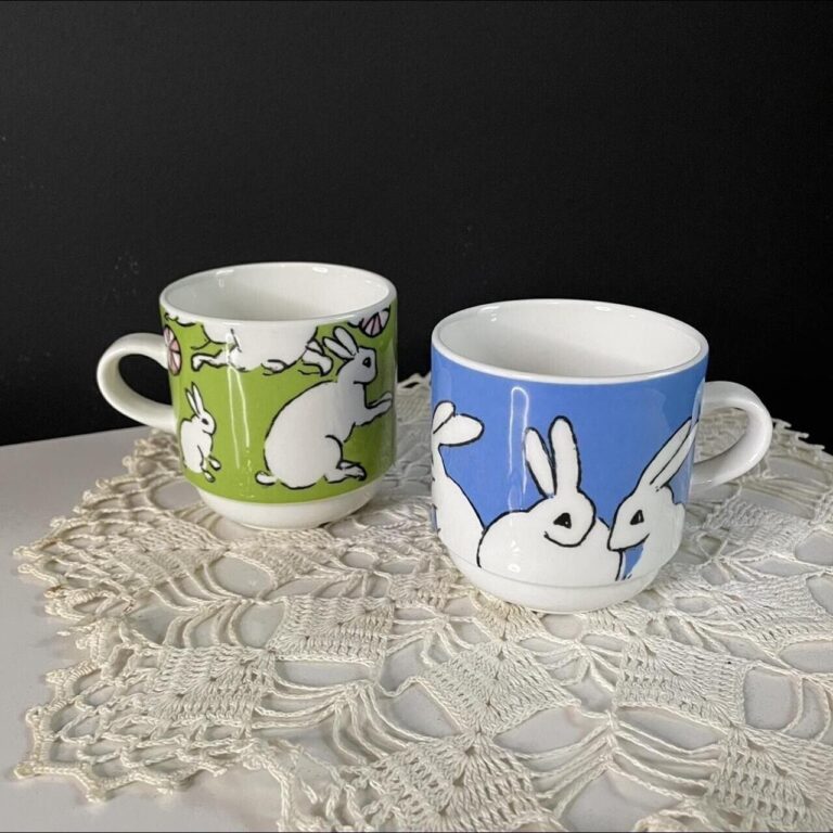 Read more about the article 1960’s ARABIA FINLAND Bunny Rabbit MCM Mugs Cups – Set of 2 Green and Blue