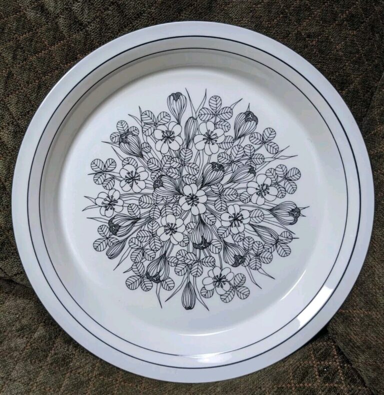 Read more about the article Arabia Of Finland  KROKUS BL  Vintage  12″ Chop Plate / Platter