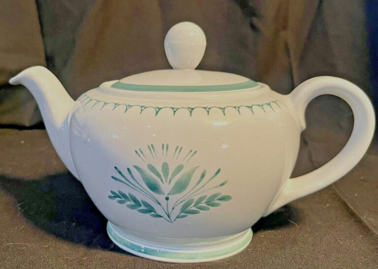 Read more about the article Arabia of Finland Green Thistle Teapot with Lid