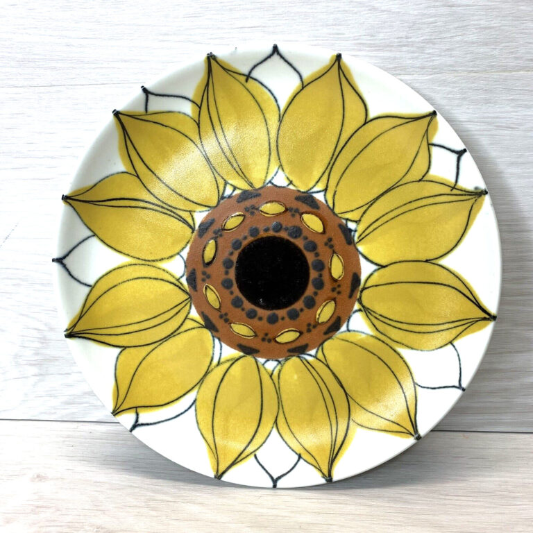 Read more about the article Arabia Finland Sun Rose / Sunflower 7 13/16″ Plate by Hilkka Liisa Ahola