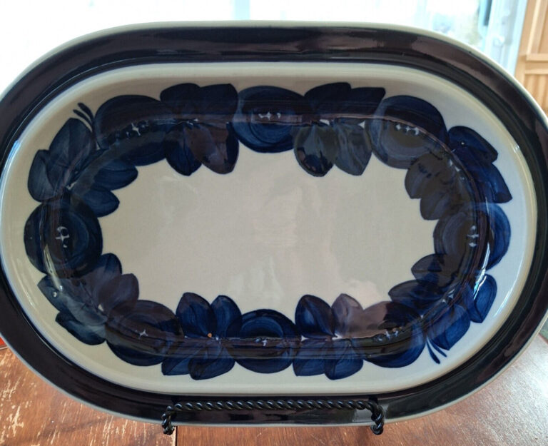 Read more about the article Arabia Of Finland Anemone Blue 14″ Oval Serving Platter