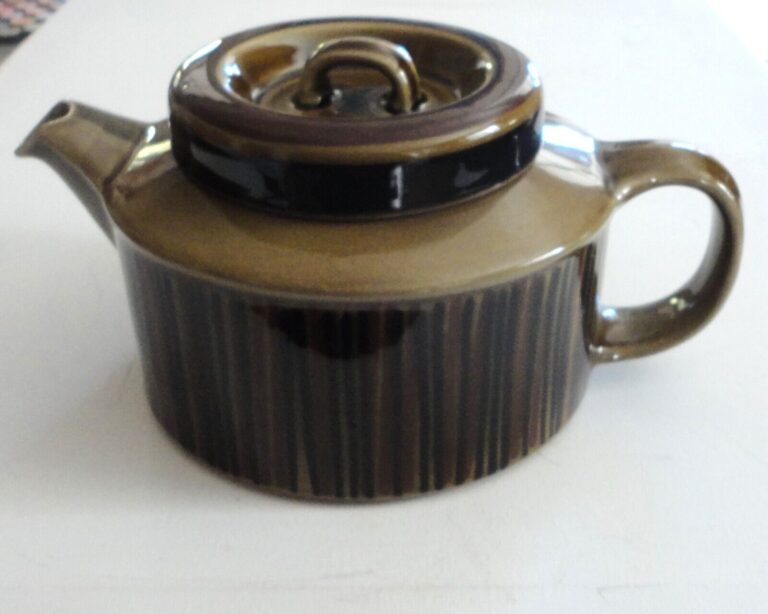 Read more about the article 1970 MCM Modern Arabia Finland Kosmos Brown Teapot Infuser Lid Procope 9″ X 5″