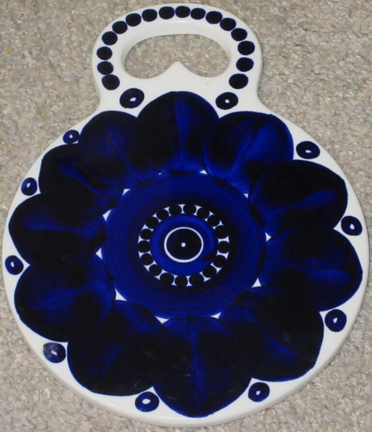 Read more about the article Vintage ARABIA Finland VALENCIA Blue and White Flower Trivet Hot Plate Platter