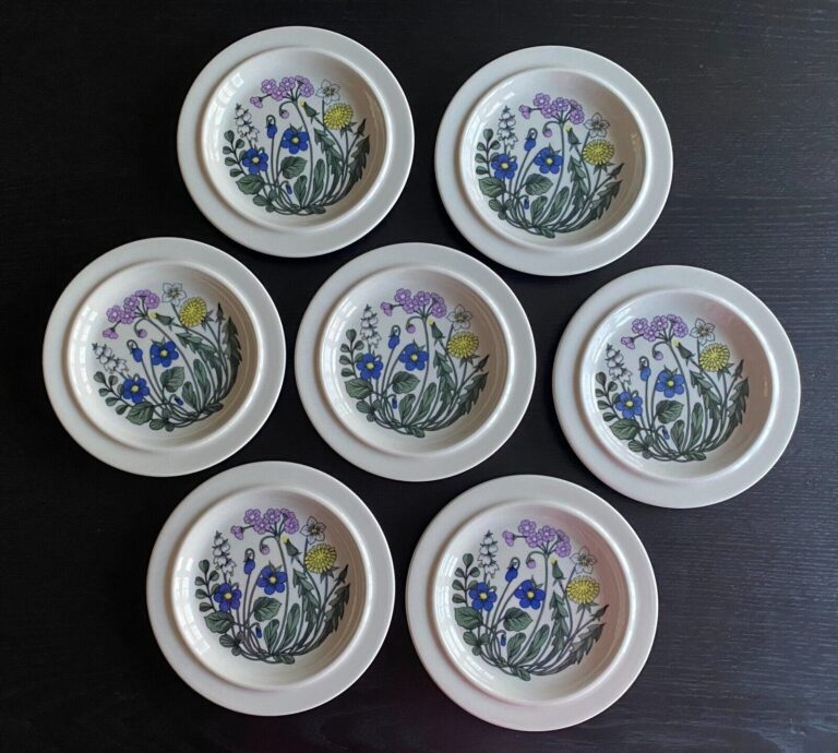 Read more about the article Arabia Finland Flora Set of 7 Salad Plates 1970s Estero Tomula