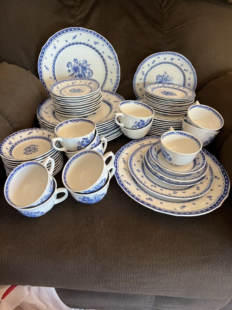 Read more about the article Rare 1960s Vintage Arabia Finland Finn Flower Blue White Dinnerware 70 pc Set