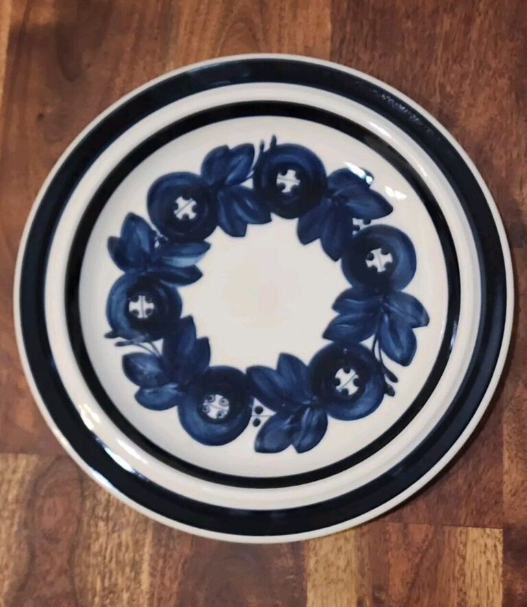 Read more about the article Vintage Arabia Finland Anemone Blue White Floral Chop Plate Round Platter Superb