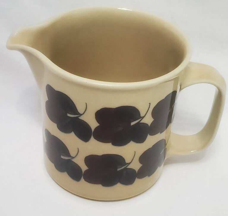 Read more about the article Vintage Arabia Finland Ruija Troubadour Milk / Juice Jug / Pitcher – 5-1/2 in