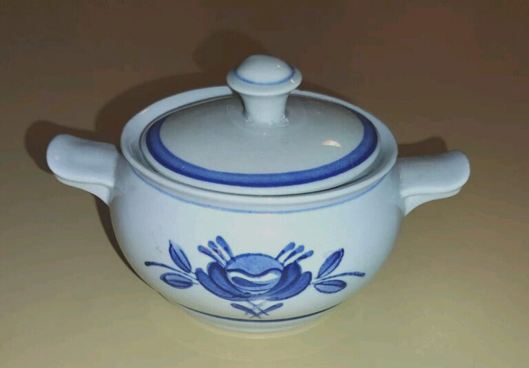 Read more about the article Vintage Arabia Finland Blue Rose Hand Painted Sugar bowl with lid