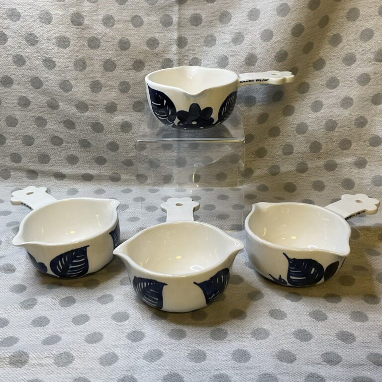 Read more about the article Vtg- Arabia of Finland- sauce / gravy boat with 2 spouts-white/blue flowers- 4