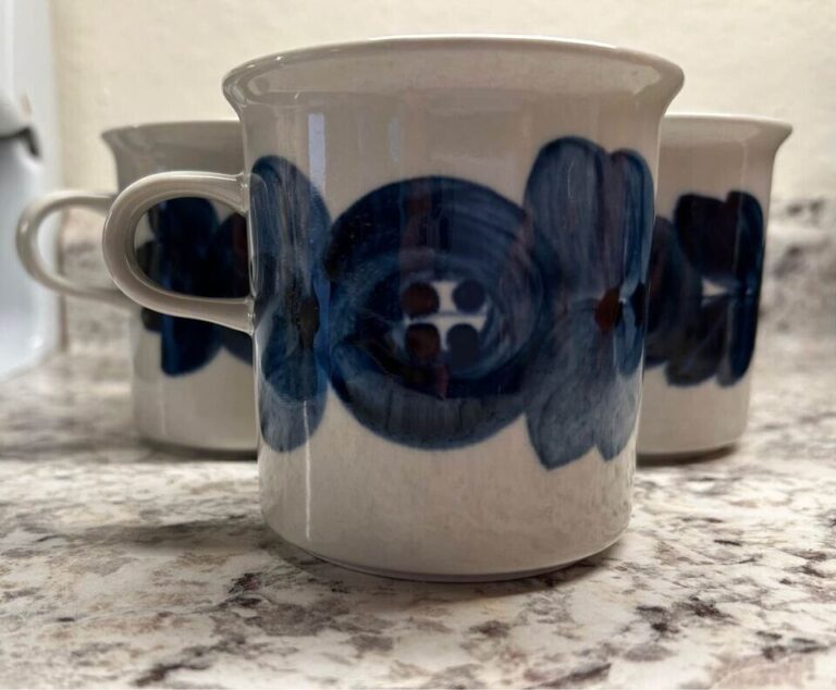 Read more about the article Arabia Finland Anemone Mugs- set of 5