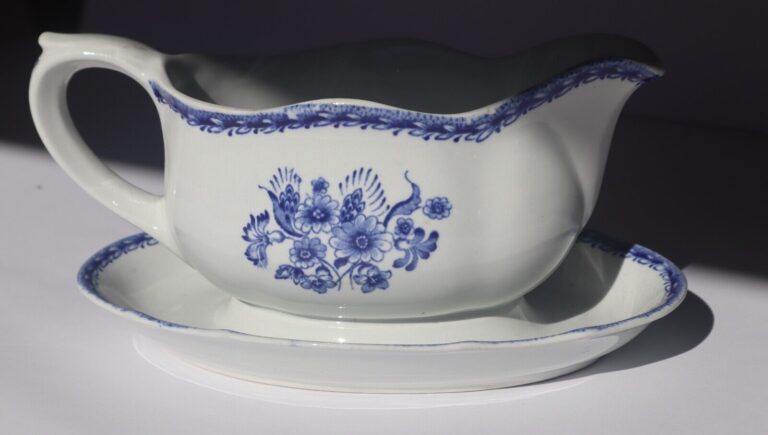 Read more about the article Vintage Arabia of Finland FINN FLOWERS Gravy Boat  White/Blue Flowers