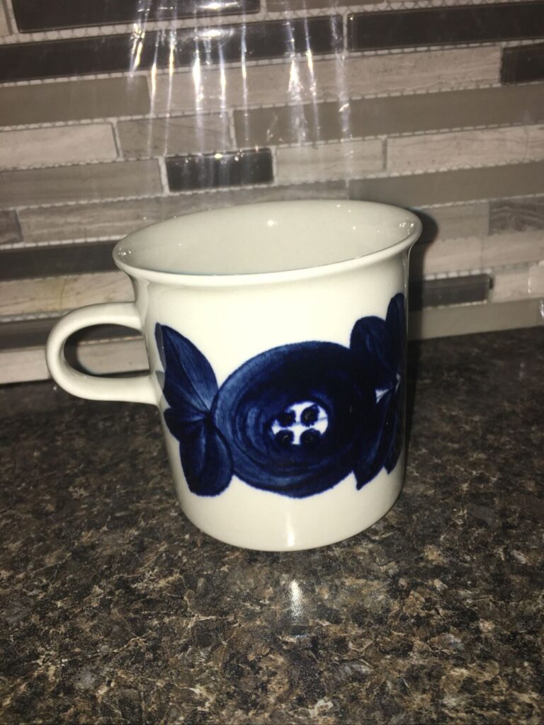 Read more about the article Vintage Arabia Finland MCM Cobalt Blue Anemone Flower Signed Coffee Tea Cup Mug