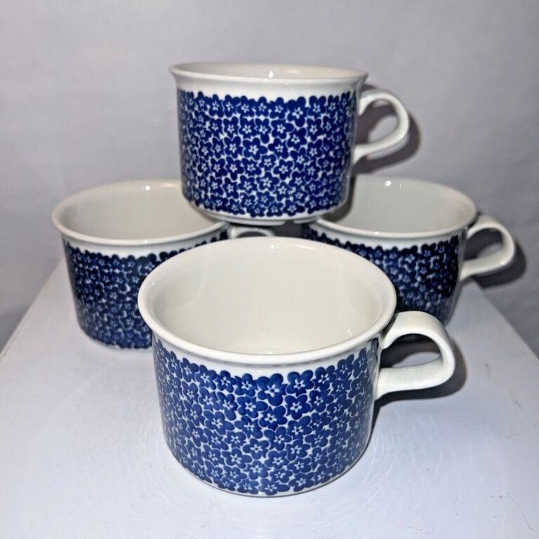 Read more about the article Arabia Finland FAENZA BLUE coffee cups x 4 Inkeri Seppaia and Peter Winquist 1970s