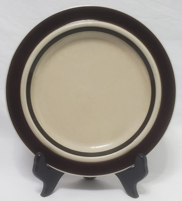 Read more about the article Vintage Arabia Finland Ruija Troubadour 8 in Salad / Dessert Plate