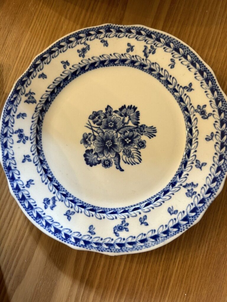 Read more about the article Vintage Arabia Finland Finn Flower Blue and White Saucer Plate