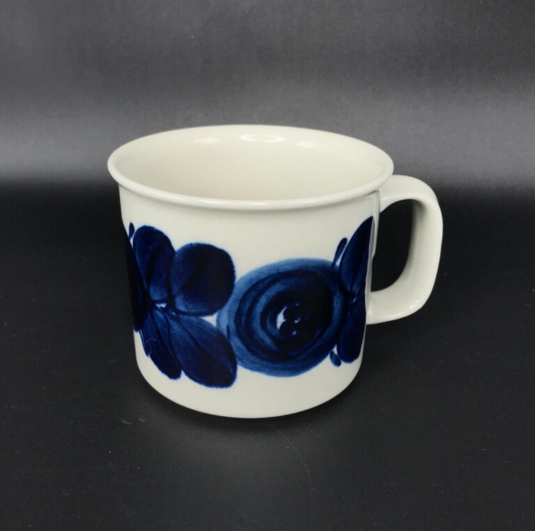 Read more about the article Vintage MCM Arabia Finland Ulla Procopé Cobalt Blue Anemone Large Mug – Signed