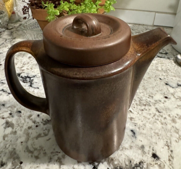 Read more about the article VINTAGE ARABIA FINLAND MID CENTURY MODERN RUSKA COFFEE POT WITH LID  1960’s