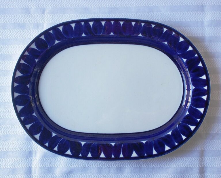 Read more about the article Vintage Midcentury Arabia Finland Sotka Blue Oval Platter