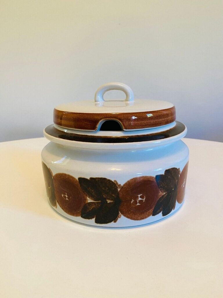 Read more about the article Arabia Finland Rosmarin Soup Tureen  Lidded Casserole Dish  Brown Anemone