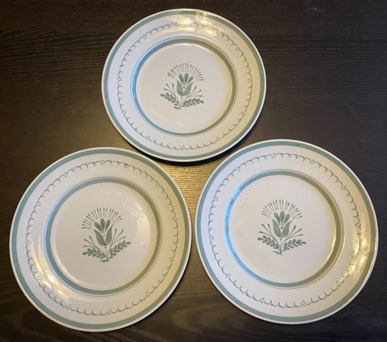 Read more about the article Set of 3 Arabia Finland GREEN THISTLE Hand Painted Dinner Plates