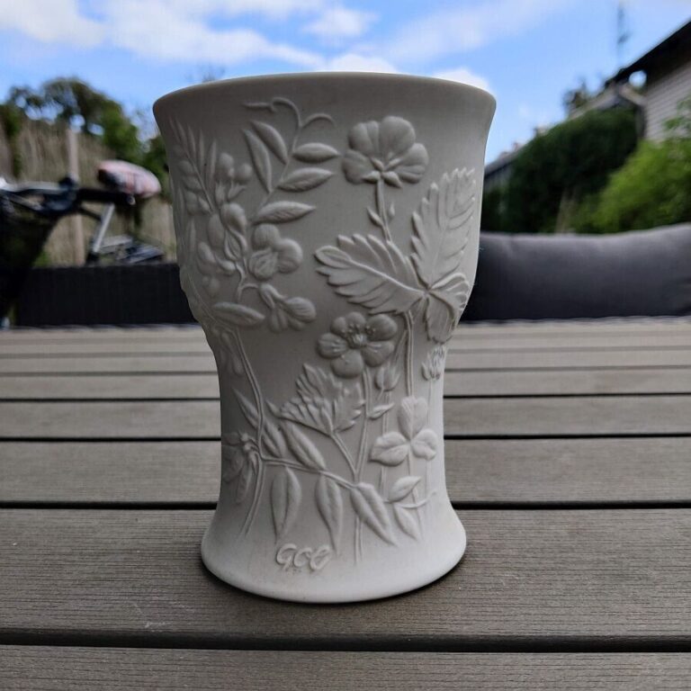 Read more about the article Vase ARABIA Model Suvi White Design Gunvor Olin-Gronqvist Finland c 1978 Vintage