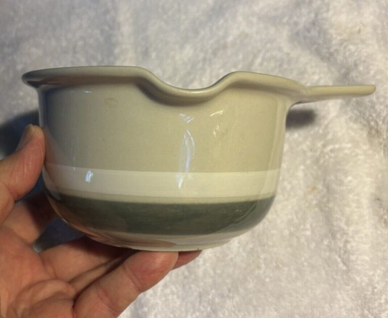 Read more about the article Vintage Arabia Finland Salla Gravy / Sauce Boat 7” Across Raija Uosikkinen MCM