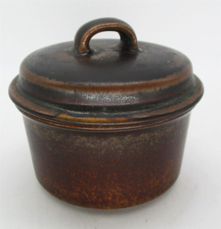 Read more about the article Arabia Finland RUSKA Sugar Bowl and Lid Brown Glazed Stoneware EUC