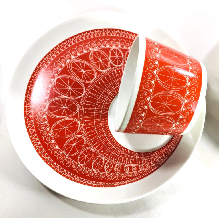 Read more about the article RED Arabia Finland Breakfast Set Cup and Plate  Kaj Franck  Riikinkukko Uosikkinen