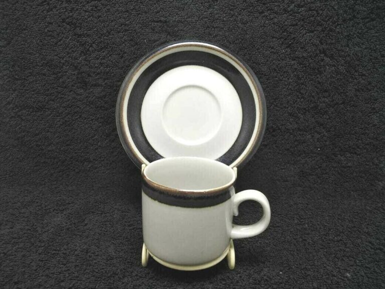 Read more about the article Arabia Finland “Karelia” Brown Stoneware Tea Cup/Saucer – Excellent