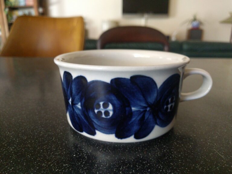 Read more about the article VINTAGE ARABIA FINLAND ANEMONE COFFEE CUP ULLA PRECOPE BLUE VINTAGE