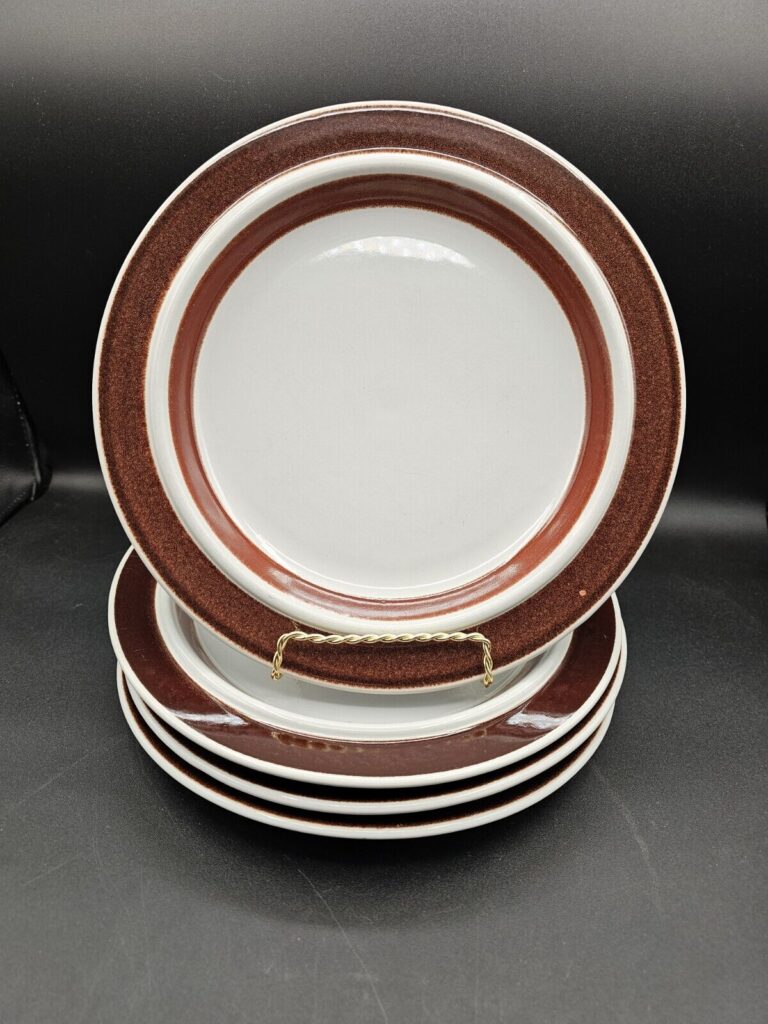 Read more about the article Vintage Arabia of Finland Anemone Brown Rosmarin Plates Brown Bands 1971-1984