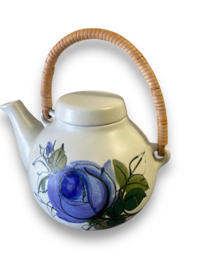 Read more about the article Arabia Finland Teapot Blue Roses Hilkka Liisa Ahola Nordic Modernist Form Iconic