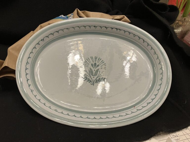 Read more about the article Vtg Arabia Finland Green Thistle Lg Oval Platter Handpainted 12” X9”.