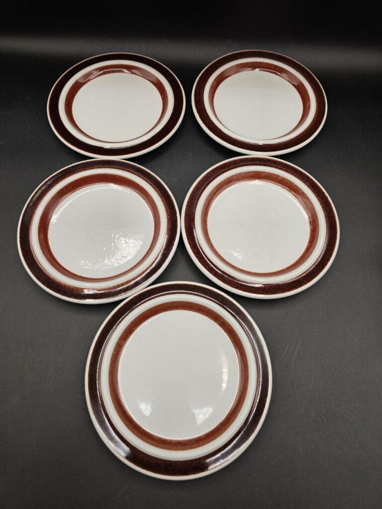 Read more about the article Set of 5 Arabia Finland ROSMARIN (Brown Anemone) 6-1/4″ Bread Plates