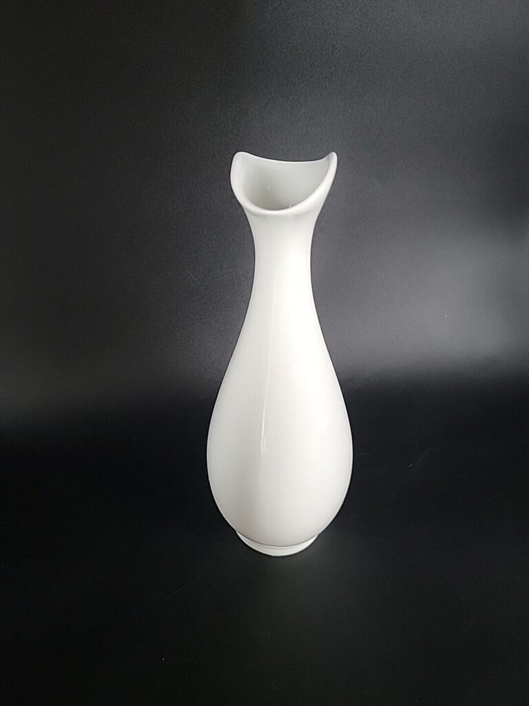 Read more about the article Arabia Finland Solid White Vintage MCM 9″ Vase