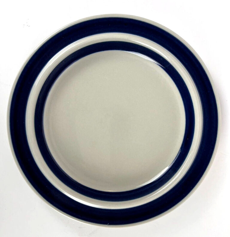 Read more about the article Vtg ARABIA Finland Anemone Cobalt Blue Dinner Rimmed #3 Plate 10”  Ulla Procope