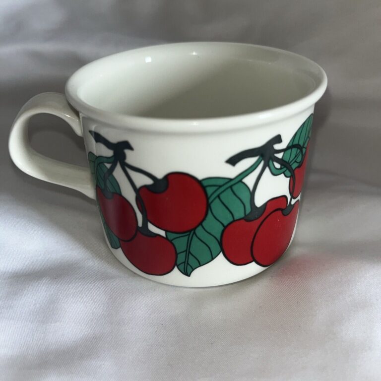 Read more about the article Arabia  Kirsikka (Cherry)  Coffee Cup by Inkeri Seppälä Mug Red Green White