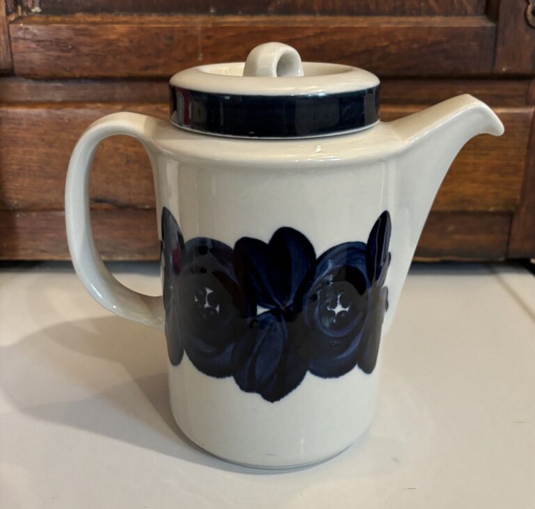 Read more about the article MCM Vintage Blue Arabia Finland Anemone Coffee Pot + Lid