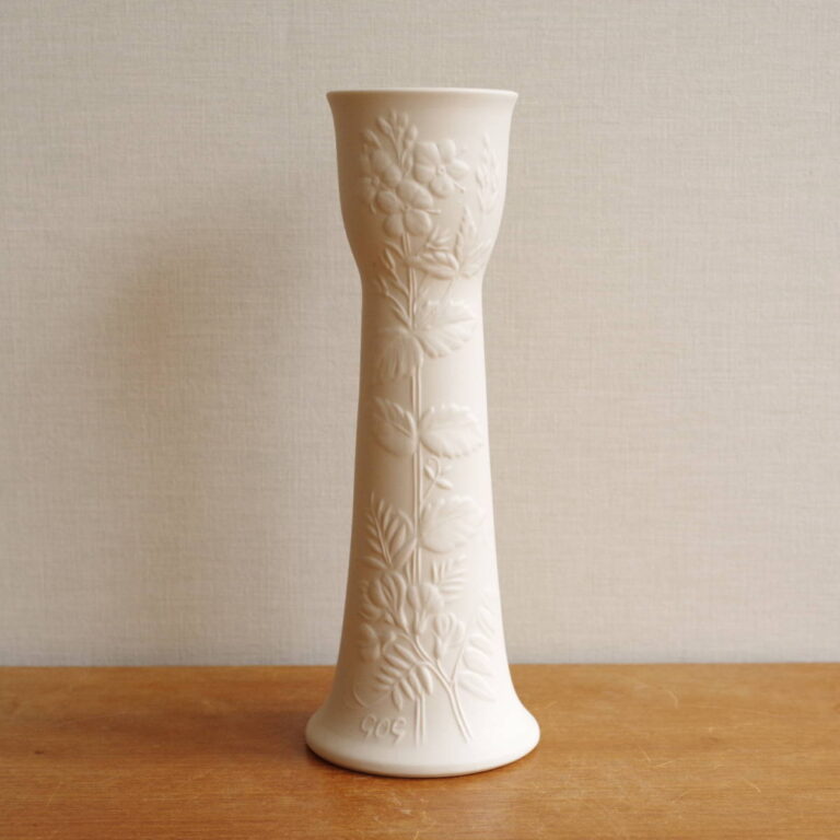 Read more about the article Vintage 21Cm Arabia Suvi Flower Vase Base Gog Gunvor Olin-Gronqvist