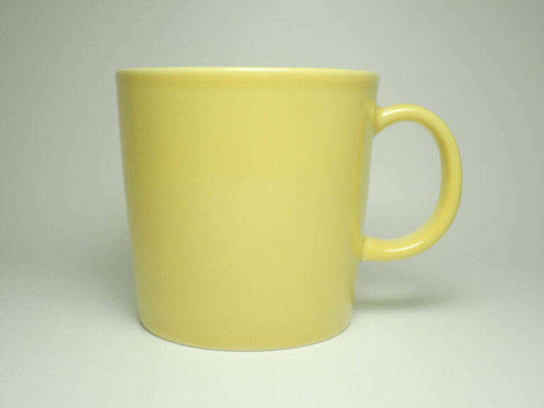 Read more about the article Vintage Arabia Finland Crown Yellow Teema Mug Chick Out Of Print Iittala Theme