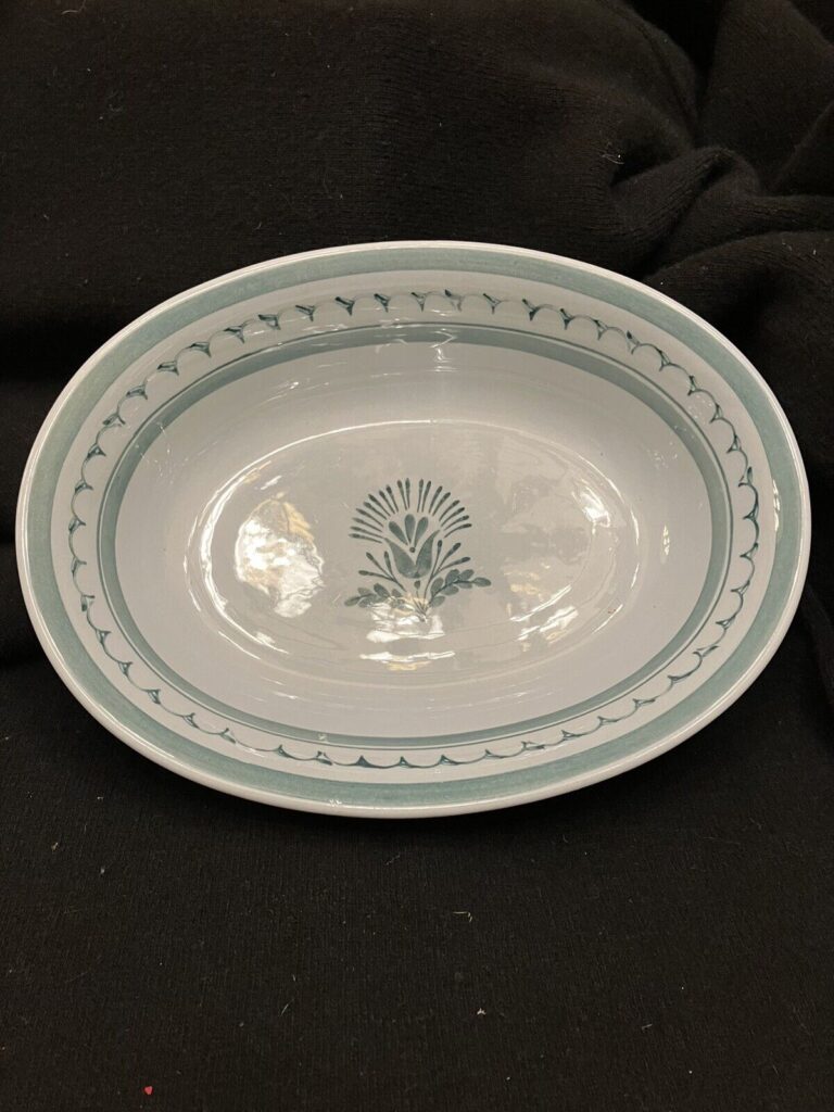 Read more about the article VTG ARABIA Of FINLAND Green Thistle 9” Oval Serving Bowl