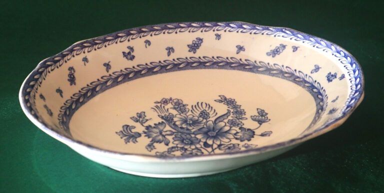 Read more about the article Vintage Arabia of Finland  Serving Bowl FINN FLOWERS White with Blue Flowers