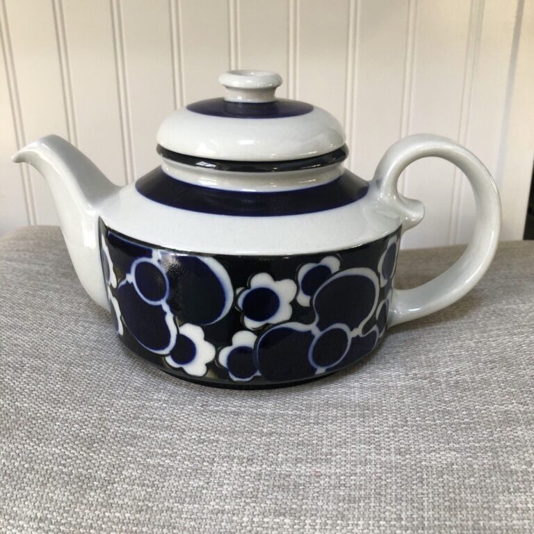 Read more about the article ARABIA FINLAND SAARA Pottery Tea Pot With Lid 10”x6.5”