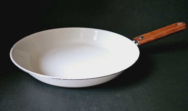 Read more about the article Finel Arabia Finland Enamel 10.5″ Saute Skillet Uhtua Stripe Seppo Mallat Teak