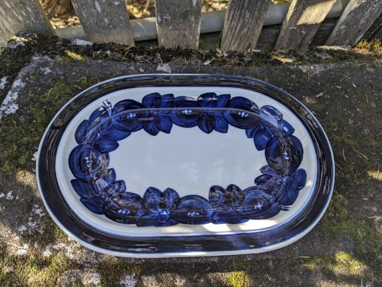 Read more about the article Arabia of Finland Anemone Blue/ White Oval Serving Platter 14″